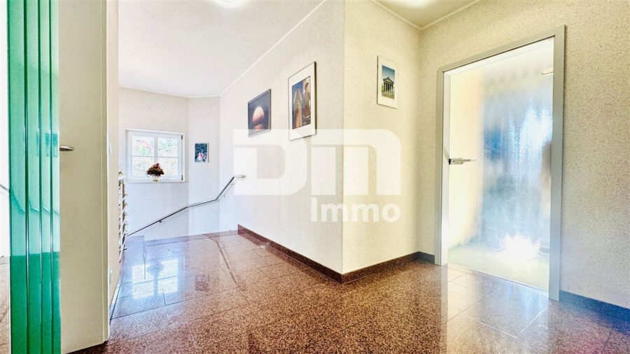 Modernisierte 1 bis 2 Familien Stadtvilla mit Maisonettewohnung in Traumlage mit Panoramablick - EG Flur / Diele